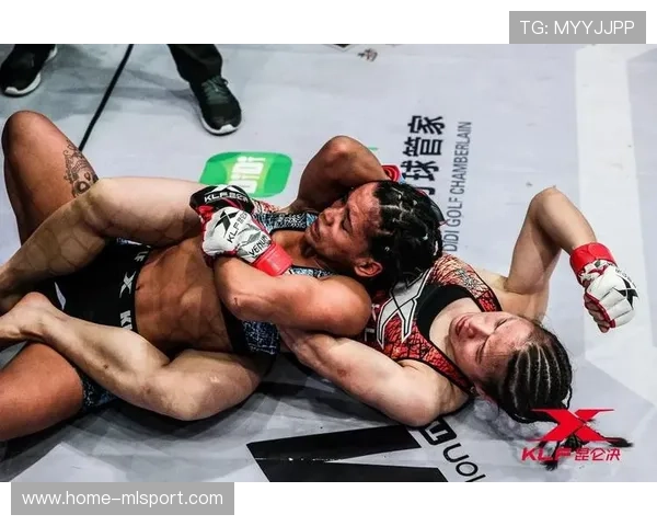 MMA抱摔后狂砸对手，喊声响彻全馆