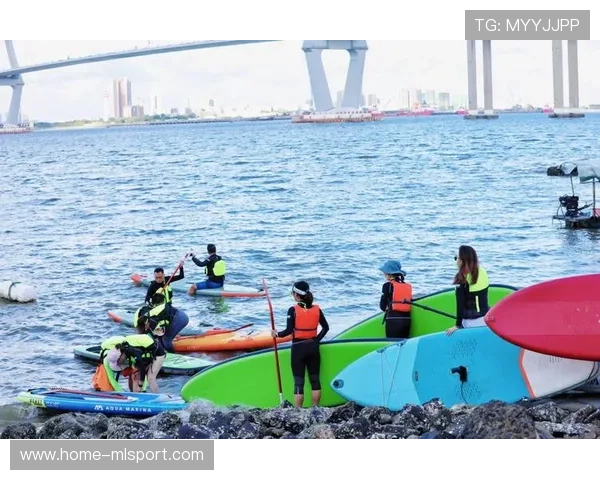 桨板冲浪大赛选手摔倒后仍抓板夺冠，被封“海上韧者”