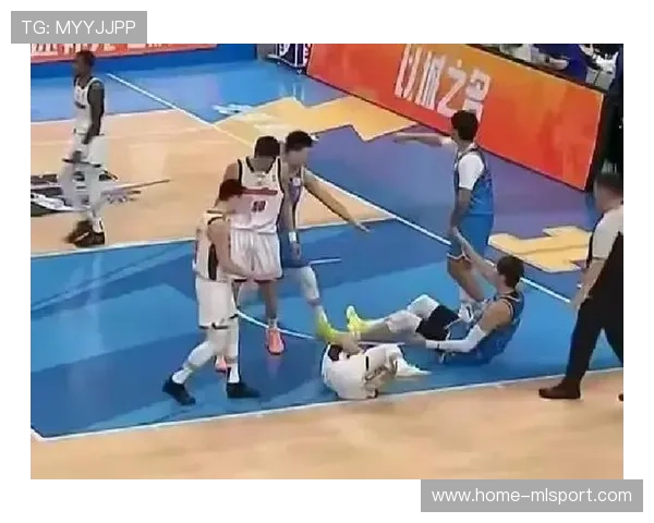 球队训练中意外碰撞，王牌球员痛苦倒地