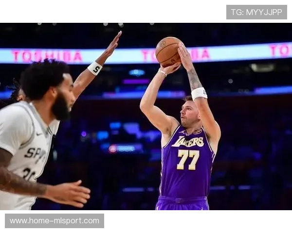 湖人爆冷！艾顿29+10斯玛特生气，东契奇三主力缺阵，湖人替补立功