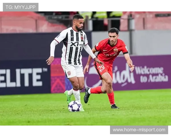 成都蓉城亚历斯祖贴身逼抢,逼得对手只能回传 成都蓉城亚历斯祖贴身逼抢,逼得对手只能回传